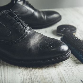 nettoyage-reparation-chaussures-bureau_218381-1190